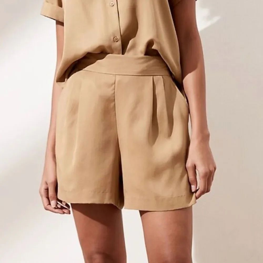 Banana Republic Tencel Pull On Short size 12 High Wast Pleated NEW